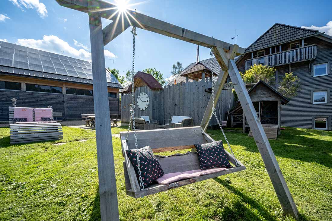 Spielparadies mit Hollywoodschaukel - Familienferien und Kinderparadies auf dem Farnbauernhof in Schönwald im Schwarzwald