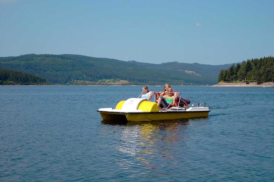 Wassersport im Schwarzwald - Tretboot fahren am Schluchsee